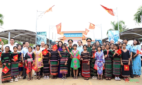 Bộ Giáo dục và Đào tạo cùng Bộ tư lệnh Quân khu 5 thăm, tặng quà tại huyện Đắk G’long      